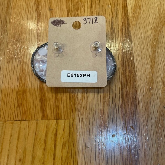 Romance light pink pearl marble iridescent circle earrings - Picture 2 of 4